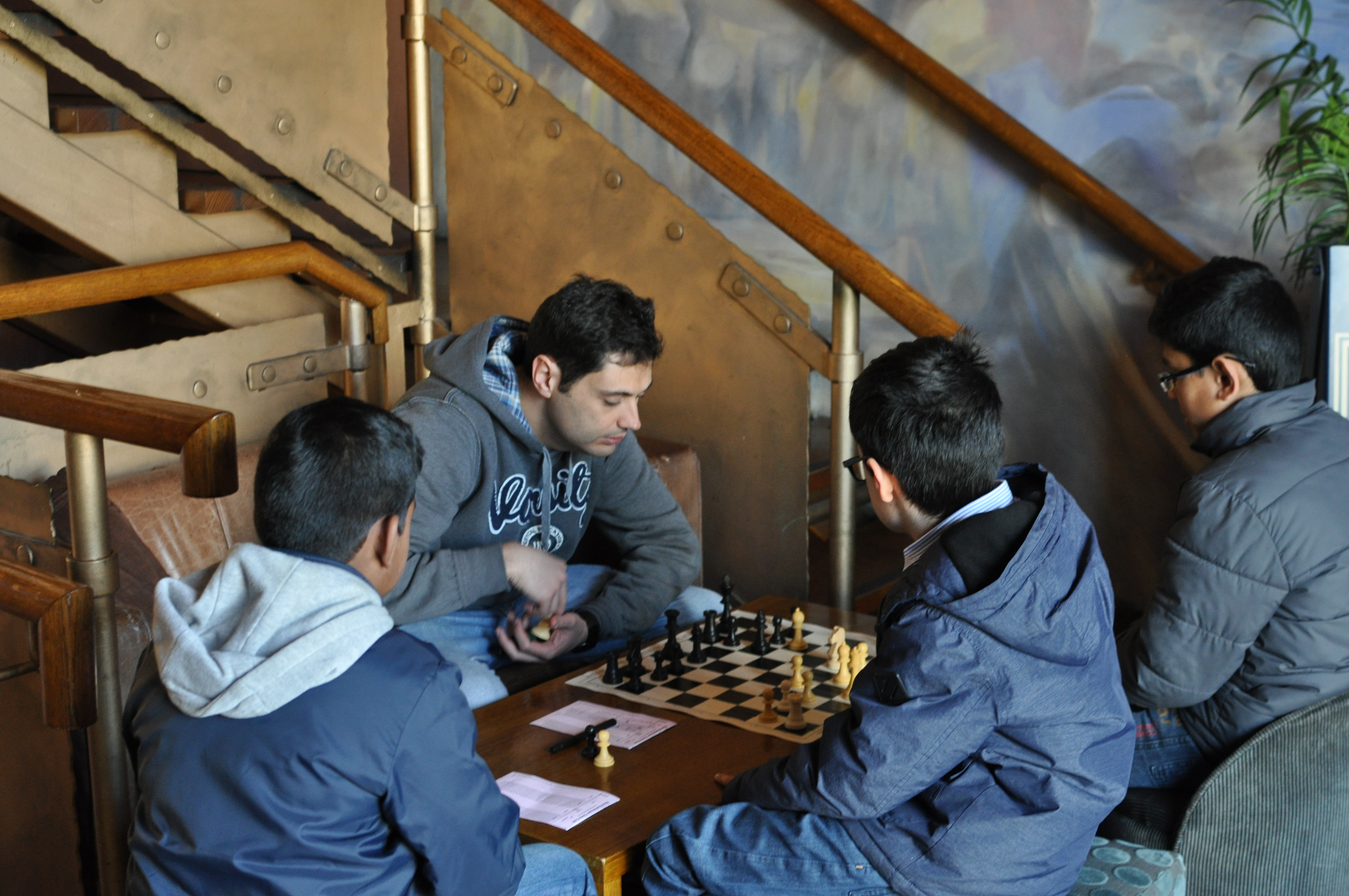 Magnus Carlsen with 30 seconds VS Manager Agdestein with 3 minutes